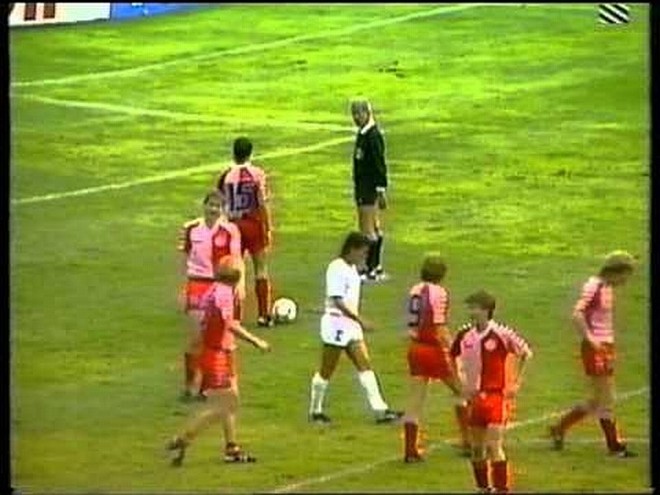 Dinamarca - 1986:A Dinamarca estreou em Copas do Mundo metendo o pé na porta. A chamada Dinamáquina, comandada pela dupla de ataque formada por Michael Laudrup e Preben Elkjr, fez uma primeira fase irretocável ganhando da Escócia, surrando o Uruguai (foto) e batendo a vice-campeã Alemanha. Porém, nas oitavas de final, caiu com uma goleada de 5 a 1 para a Espanha de um endiabrado Butragueño. | 