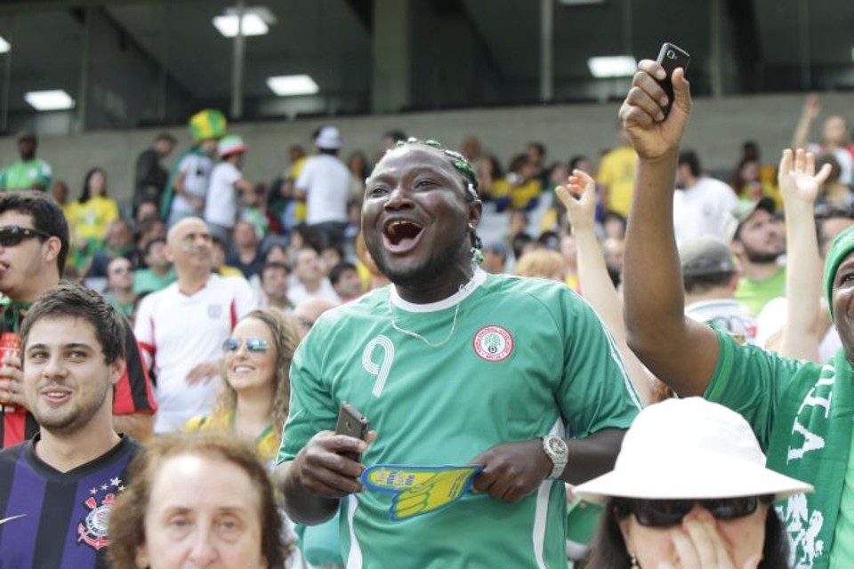 Torcida nigeriana fez a festa na Arena, ainda que sem instrumentos musicais | Daniel Castellano/Gazeta do Povo