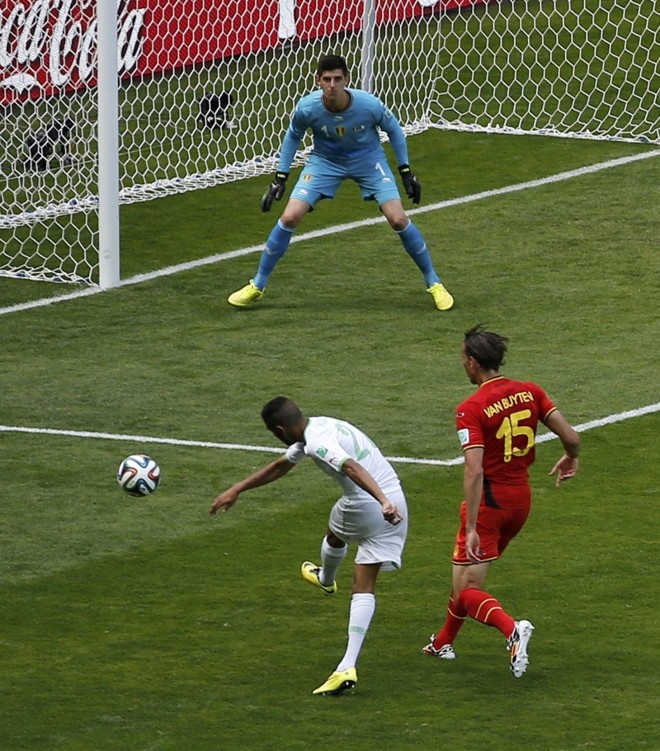 Riyad Mahrez (esq.), representando a Argélia, durante chute a gol contra a Bélgica |