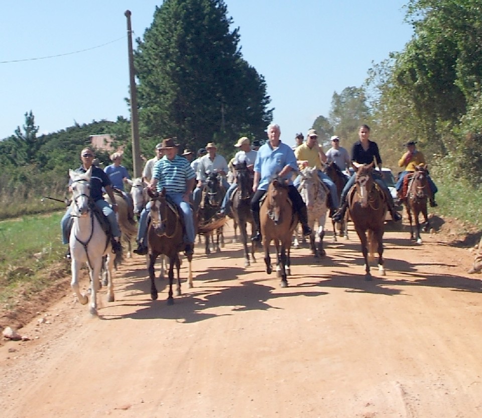 Inquérito apura se a PM cuidou de cavalos particulares de Requião Requião (ao centro) em cavalgada: se a suspeita ficar comprovada, responsáveis podem ter de devolver dinheiro aos cofres públicos e ser expulsos da polícia | Divulgação