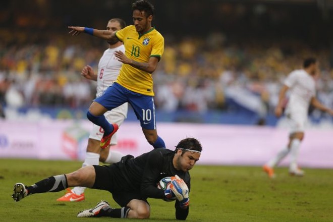 Neymar divide a bola com o goleiro da Sérvia |