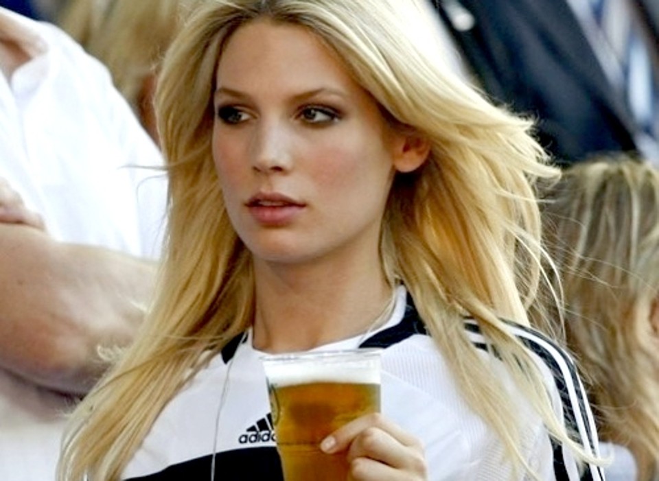 Sarah Brandner, mulher do meia Schweinsteiger (Alemanha):Sarah chegou a estudar Sociologia e História da Arte em uma universidade de Munique, mas desistiu da vida acadêmica e preferiu a carreira de modelo. Aos 25 anos, ela vem ao Brasil apoiar o marido, um dos ícones da seleção alemã e ídolo do Bayern de Munique, com quem está junto desde 2007. Em um grande momento, tirou fotos nu, pintada com a bandeira da Alemanha | Sarah Brandner/Reuters