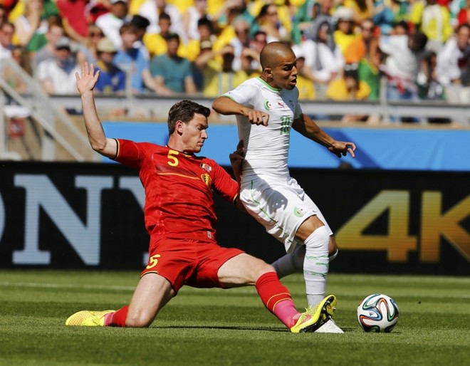 Jan Vertonghen (esq.), da Bélgica, e Sofiane Feghouli, da Argélia, durante partida na Copa do Mundo FIFA 2014 |