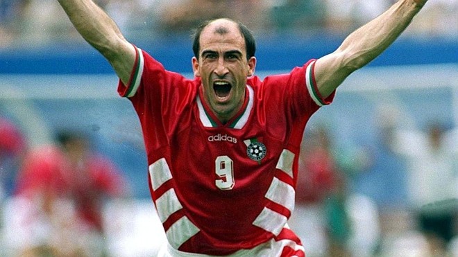 Bulgária  1994:Até o segundo jogo da primeira fase da Copa de 1994, a Bulgária nunca havia ganho um jogo de Copa do Mundo. Depois disso, foram quatro triunfos do time comandado pelo supercraque Hristo Stoichkov, um dos artilheiros da Copa, e pelos seus escudeiros Trifon Ivanov, o zagueiro cult, Emil Kostadinov, Krassimir Balakov e o carequinha Iordan Letchkov (foto). No meio do caminho, venceu pesos-pesados como Argentina e Alemanha, finalistas do Mundial anterior. | 