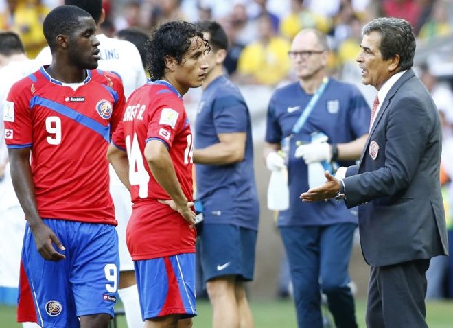Técnico Luis Pinto (dir.) conversa com jogadores da Costa Rica | 