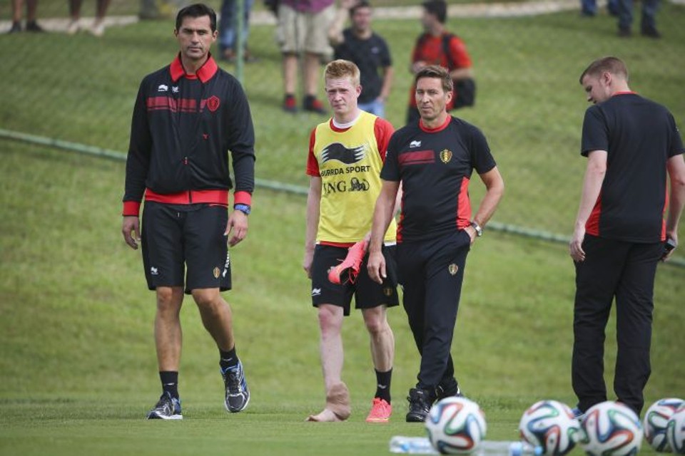 O atacante da Bélgica Kevin De Bruyne (de amarelo) se machuca no treino em Mogi das Cruzes e deixa o campo com o tornozelo enfaixado | EFE / Diego Azubel
