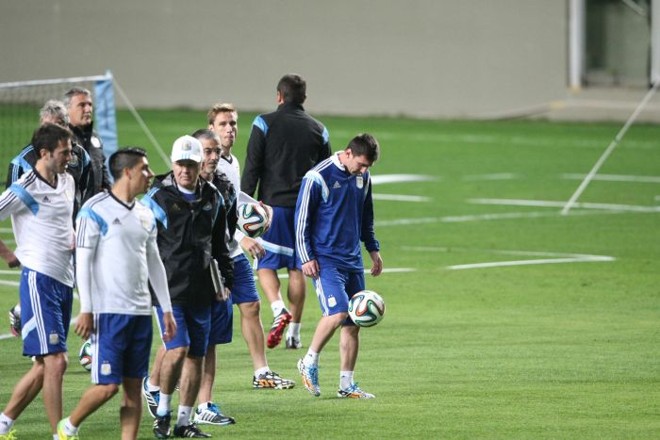 Jogadores da Argentina vão embora após o treino ser interrompido |