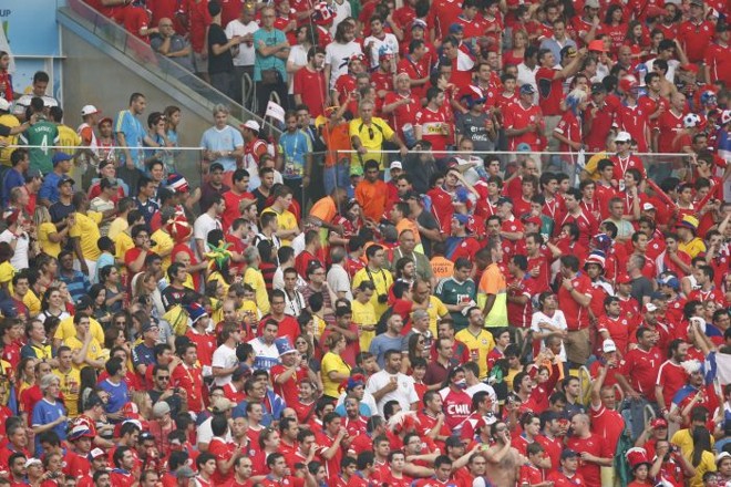 Mar de torcedores chilenos no Maracanã |