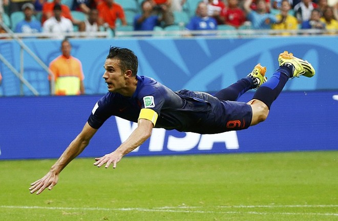 O peixinho de Van Persie:A Espanha estava tranquila, vencia a Holanda por 1 a 0 na estreia quando o holândes Van Persie recebeu um longo lançamento e se atirou sem medo. O peixinho deu certo, encobriu Casillas e abriu caminho para a vitória esmagadora por 5 a 1 dos holandeses. |