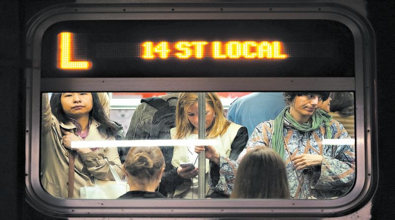 Passageiros que conversaram com desconhecidos, como parte de experimento, tiveram experiência de viagem mais agradável | Bryan Thomas para The New York Times