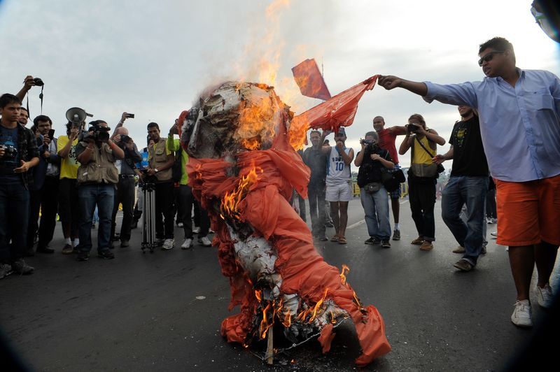 Em ato pacífico, acompanhado de perto por policiais, os manifestantes criticaram os gastos públicos com a Copa | José Cruz / Agência Brasil