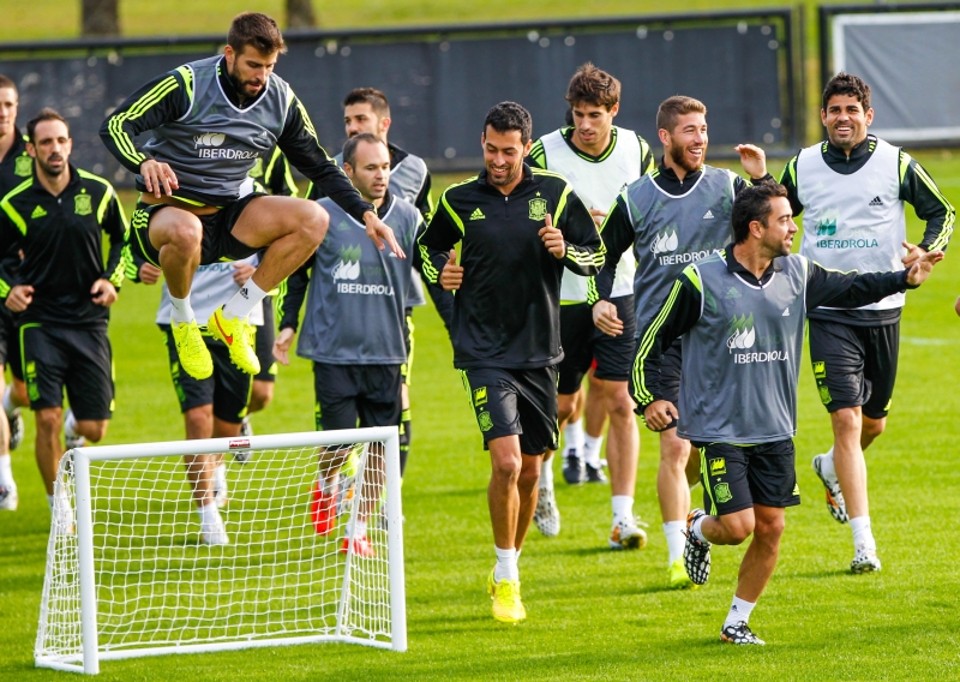 Jogadores da Espanha treinam, de manga longa, no CT do Atlético | Brunno Covello/ Gazeta do Povo