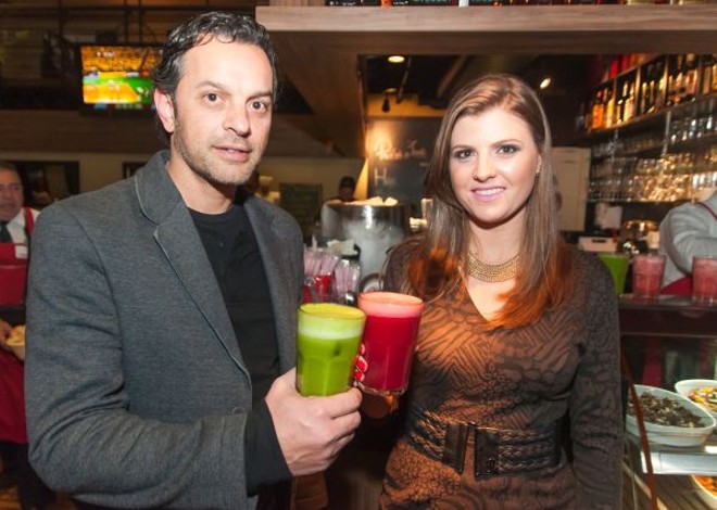 O restaurateur Marcelo Woellner Pereira e a nutricionista Thaís Mezzomo brindam no jantar de lançamento do cardápio welness do restaurante Babilônia | 