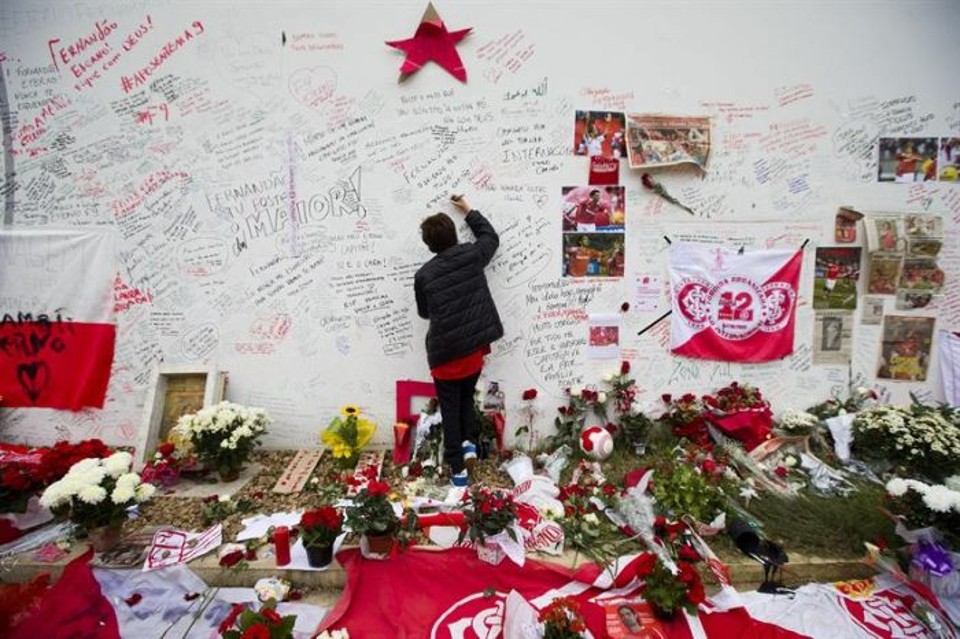 Torcedores prestam homenagem a Fernandão no Beira-Rio | EFE