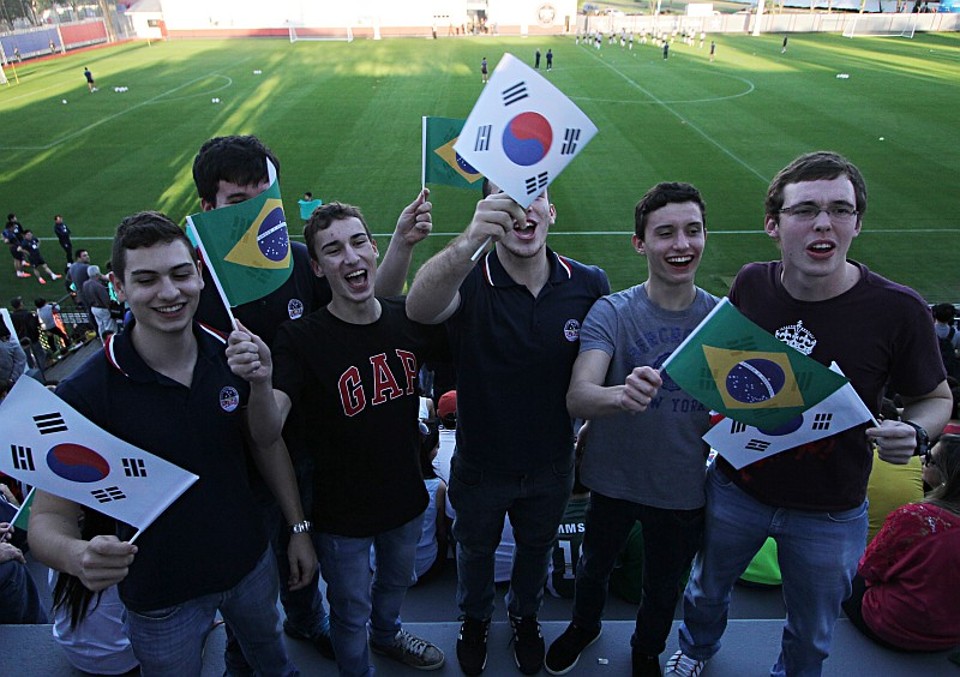Torcida compareceu no único treino aberto da Coreia do Sul em Foz do Iguaçu | Christian Rizzi / Gazeta do Povo
