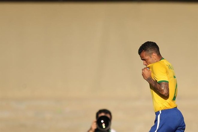 Daniel Alves comemora o segundo gol contra o Panamá | 