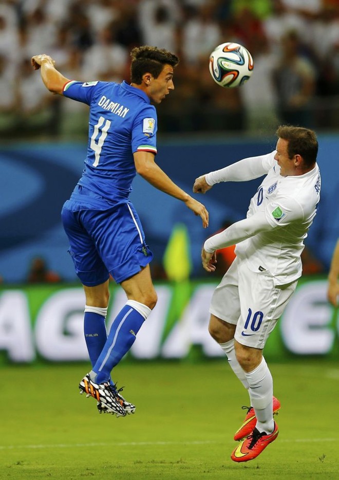 Darmian e Rooney disputam pelo alto: jogo teve ritmo alucinante em Manaus | 