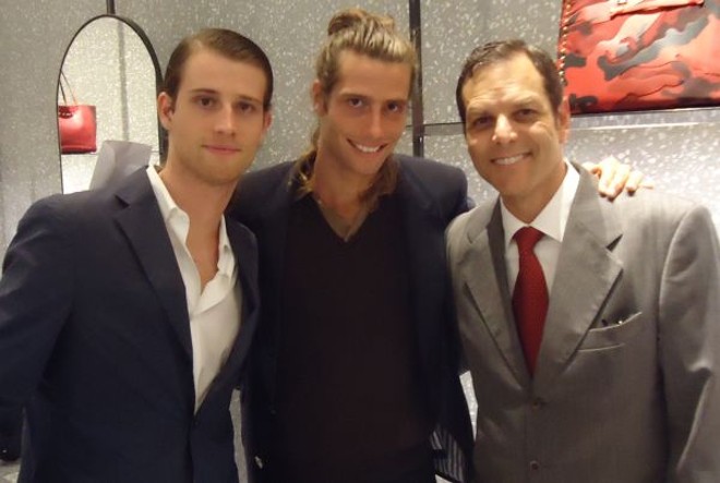 Os DJs Anthony e Sean de Souza, afilhados de Valentino, com Marcos Francalacci França | 