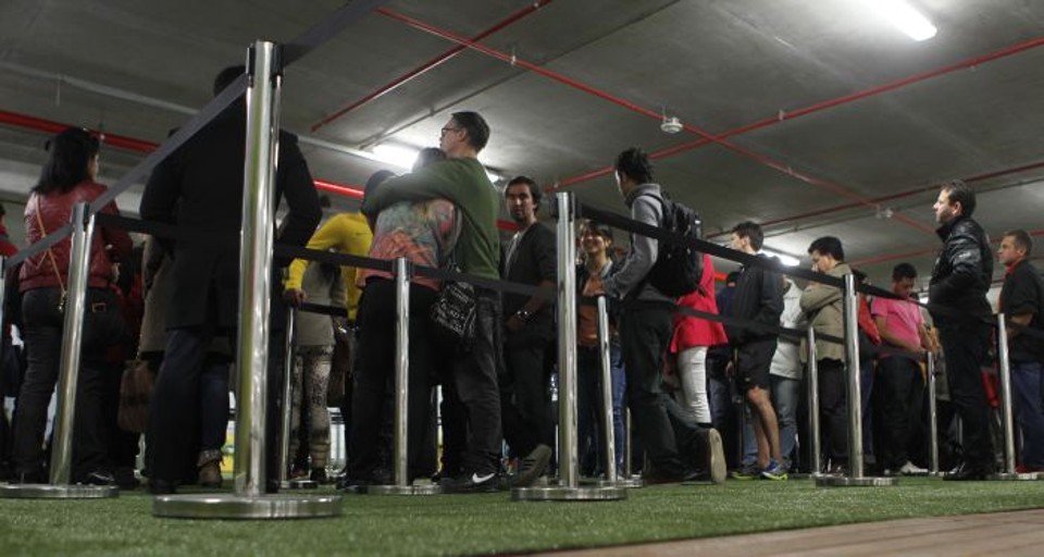 Fila no posto de venda de ingresso em Curitiba na quarta-feira | Jonathan Campos / Gazeta do Povo