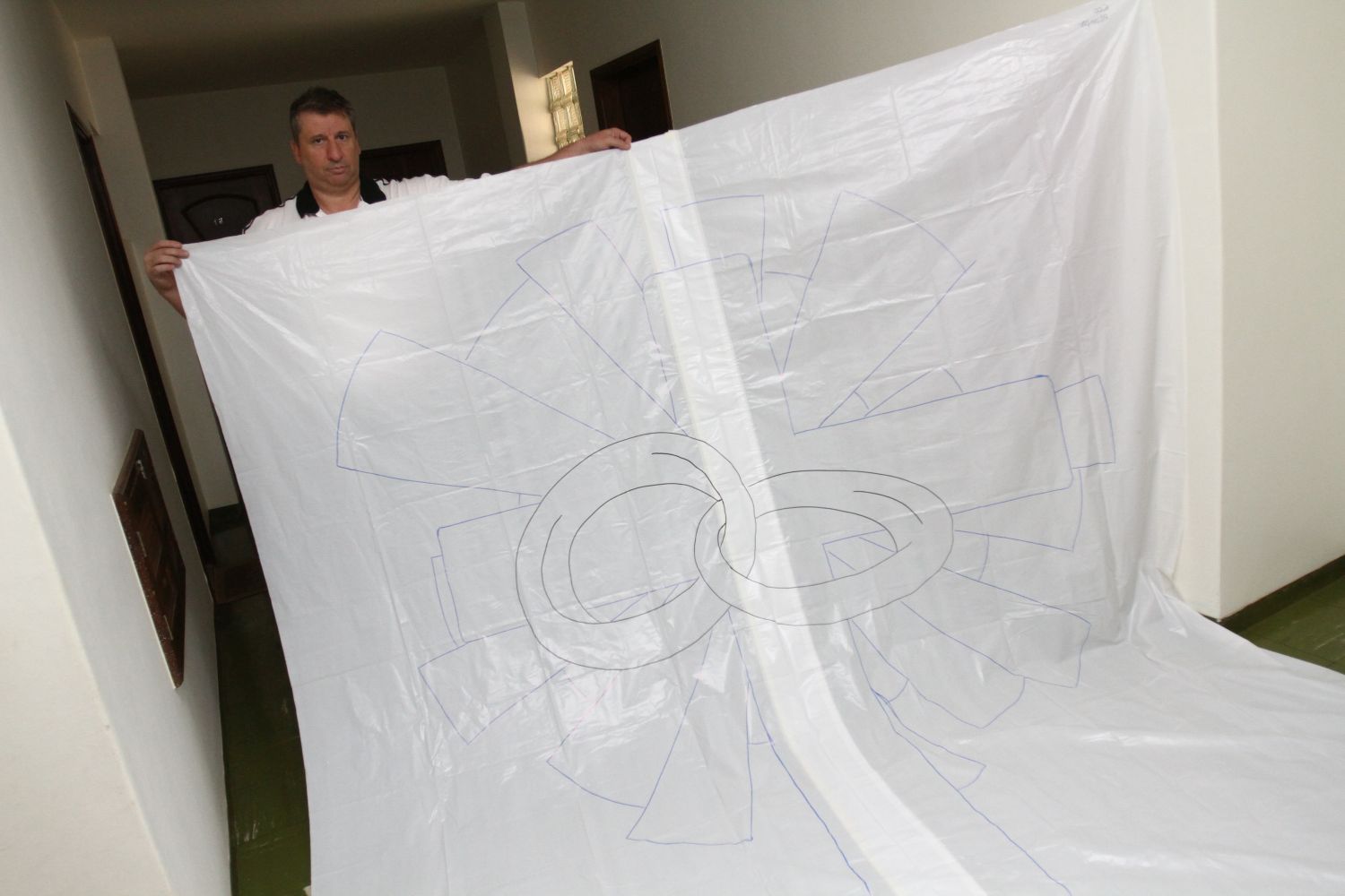 Ernesto Fredegotto é quem faz os moldes dos desenhos dos tapetes | Gilberto Abelha/JL