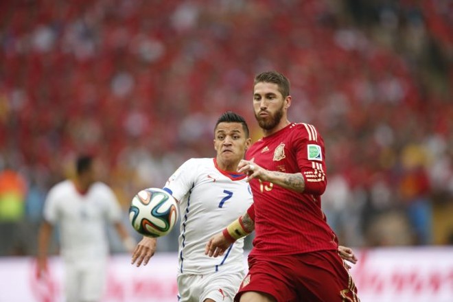 Alexis Sanchez tenta roubar a bola de Fernando Torres no jogo entre Chile e Espanha |