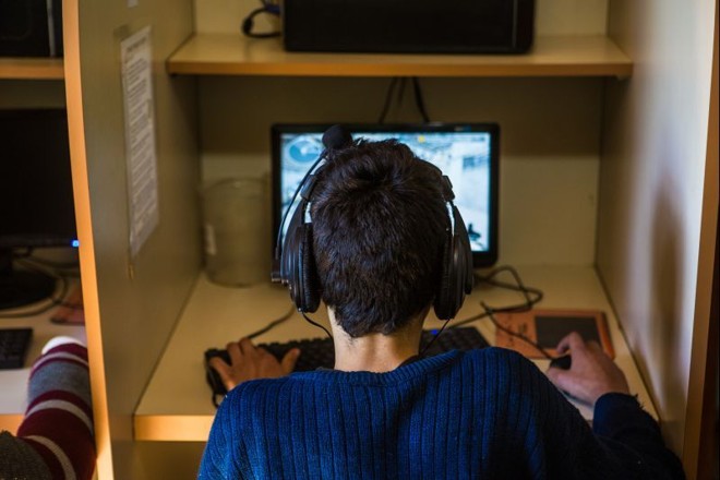 Porcentual de softwares piratas no Brasil em relação ao total de programas diminuiu de 53% em 2011 para 50% no ano passado. | Brunno Covello/Gazeta do Povo.