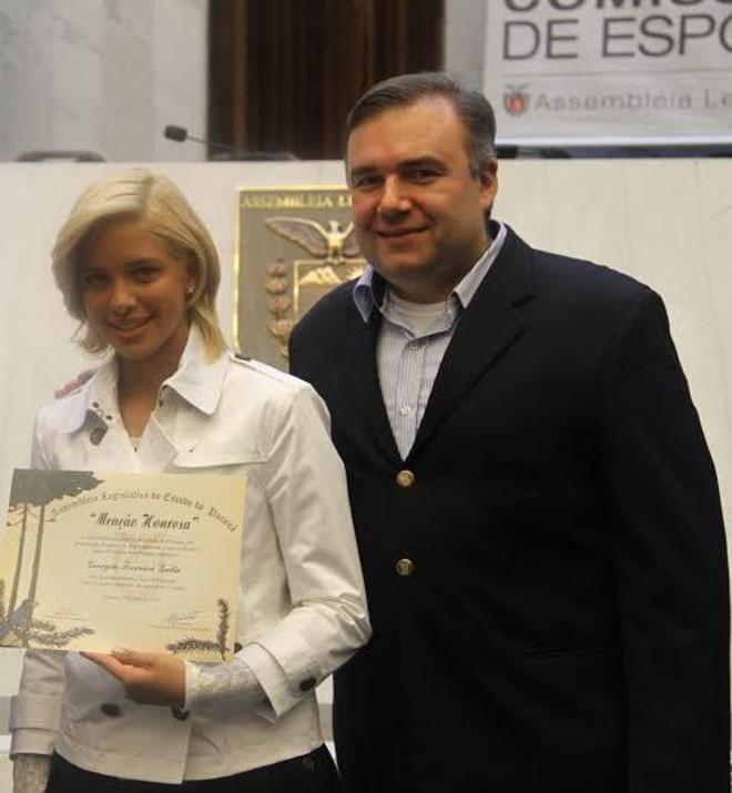 Coleção de medalhas da tenista Georgia Gulin foi ampliada recentemente com uma especialíssima distinção: a Menção Honrosa que recebeu do deputado Ney Leprevost, na Assembleia Legislativa do Paraná, em reconhecimento às suas vitórias e à propagação do esporte no Paraná | 