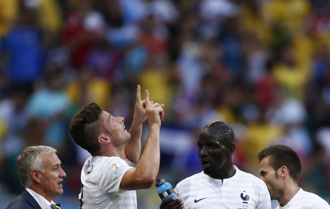 Técnico e jogadores da França comemoram vantagem na disputa pela liderança do Grupo E após gol de Giroud |