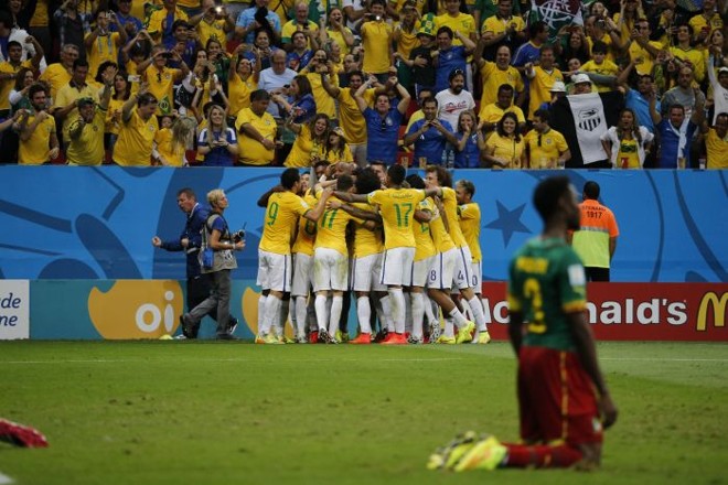 Jogadores brasileiros comemoram o gol de Fernandinho, o quarto na vitória brasileira contra Camarões |