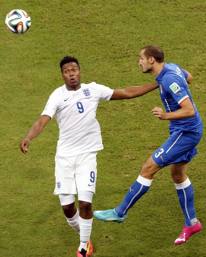 Sturridge disputa jogada com Chiellini | 
