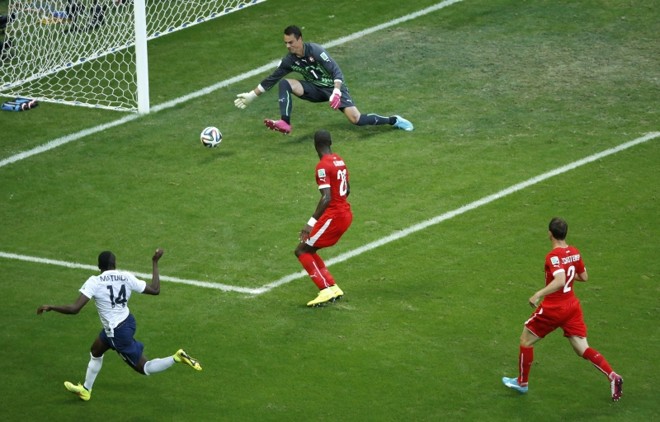 Blaise Matuidi (esq.), da Equipe Francesa, faz o segundo gol durante partida da Copa do Mundo FIFA 2014 contra a Suíça |