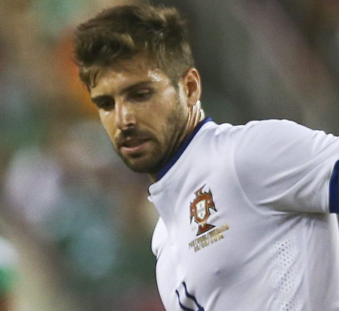 Miguel Veloso (Portugal)- O jogador do Dínamo de Kiev é da escola do Cristiano Ronaldo em termos de vaidade: sempre com variação de cortes de cabelo e lançando modas. Conhecido também pelas declarações de amor públicas à sua mulher, Paola Preziozi, filha do presidente do Génova, Enrico Preziosi, antigo clube do craque. | 