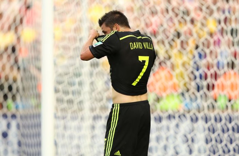 David Villa beija escudo da seleção espanhola após gol na partida contra Austrália | Daniel Castellano/Gazeta do Povo