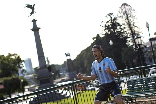 Imagem mostra comemoração de Gabriel Batistuta, jogador que mais marcou gols pela Seleção Argentina | 
