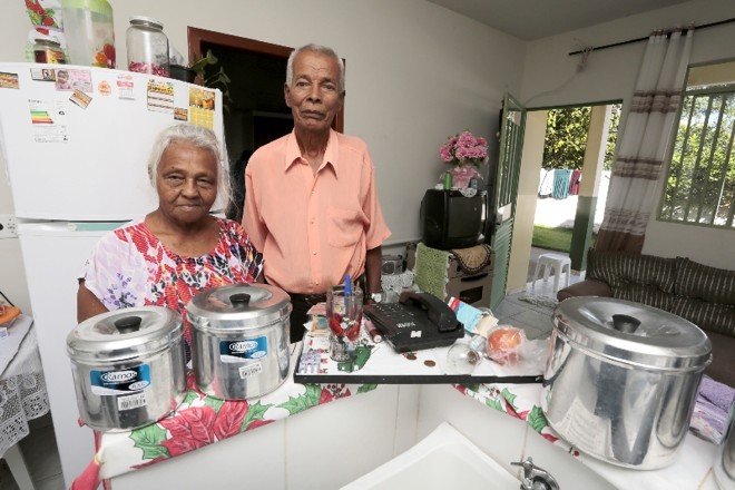 Recém-casada com João, Alvana vive há seis meses no condomínio, em sua primeira