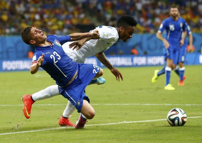 Sturridge entorta Verrati em jogada pela direita | 