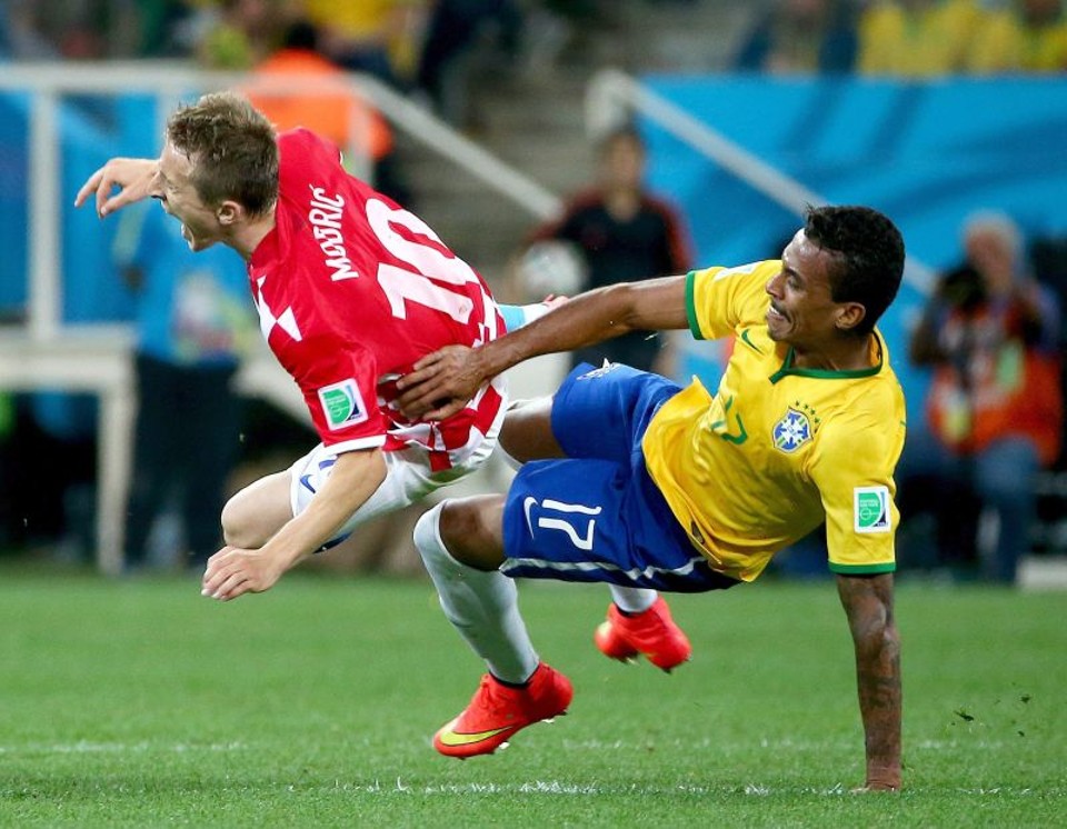 O meia croata Luka Modric é dúvida depois da dividida com Luiz Gustavo, do Brasil | 