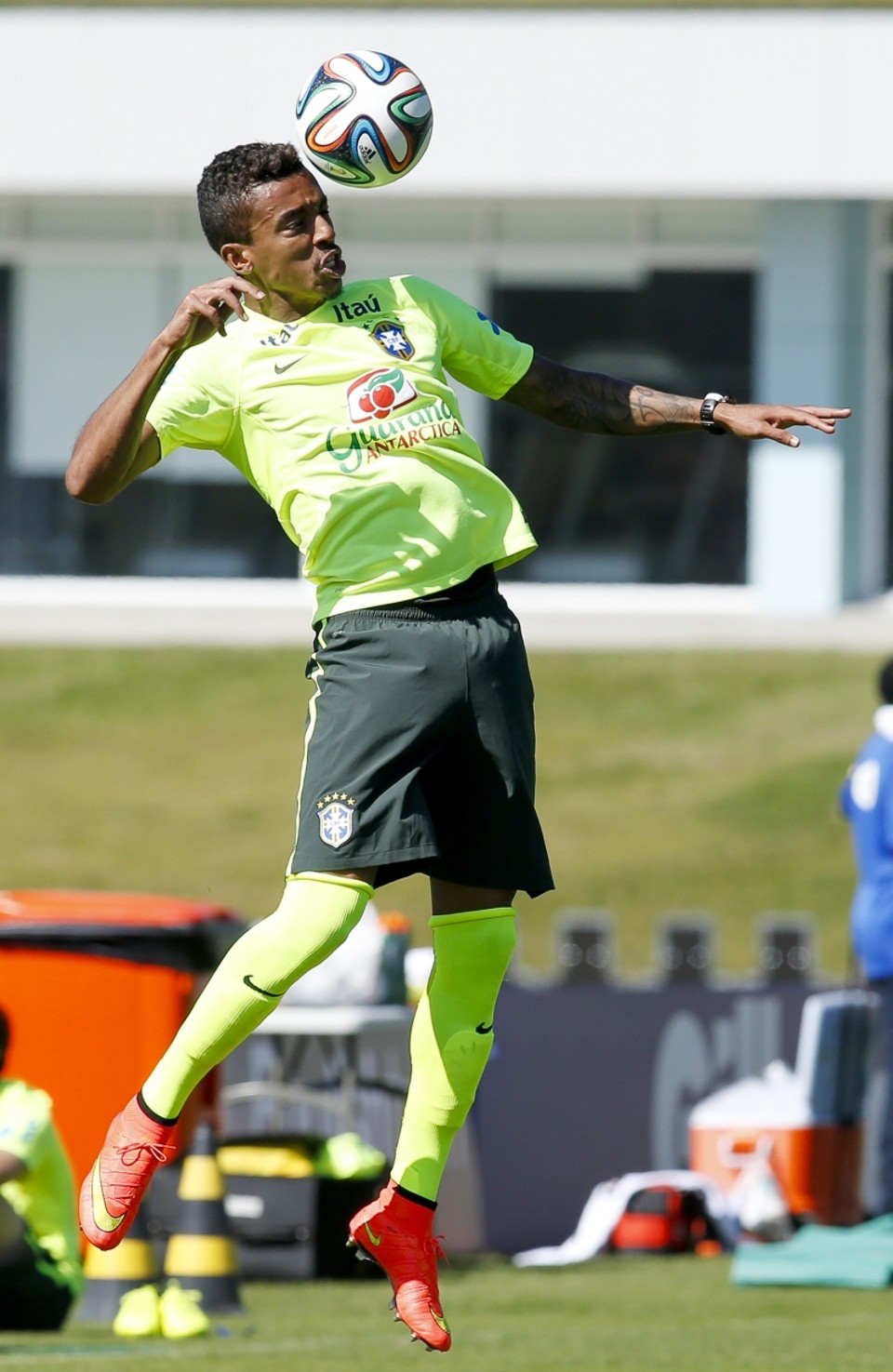 Considerado o único volante-volante do grupo, Luiz Gustavo está proibido por Felipão de marcar gols | Hugo Harada, enviado especial/ Gazeta do Povo