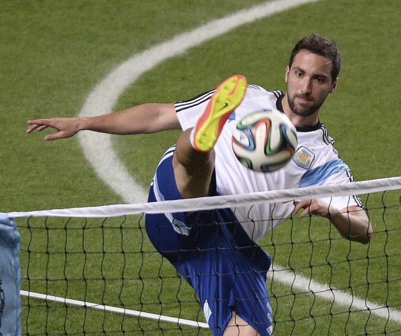 Atacante da Argentina Higuaín se recupera de uma lesão no tornozelo esquerdo e está sendo poupado durante treinos físicos | Reuters