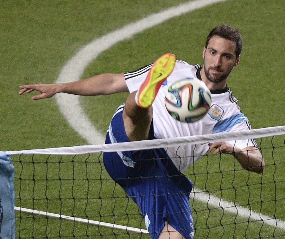 Atacante da Argentina Higuaín se recupera de uma lesão no tornozelo esquerdo e está sendo poupado durante treinos físicos | Reuters