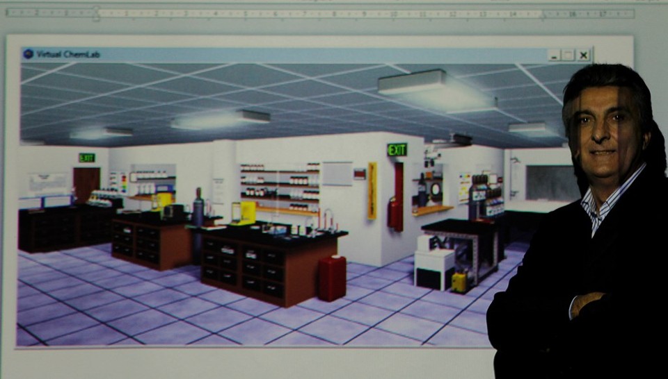 O professor Douglas Agostinho mostra detalhes do simulador de laboratório usado pelo Uninter. | Jonathan Campos / Gazeta do Povo