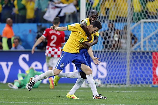 Oscar comemora com Ramires o terceiro gol do Brasil sobre a Croácia |