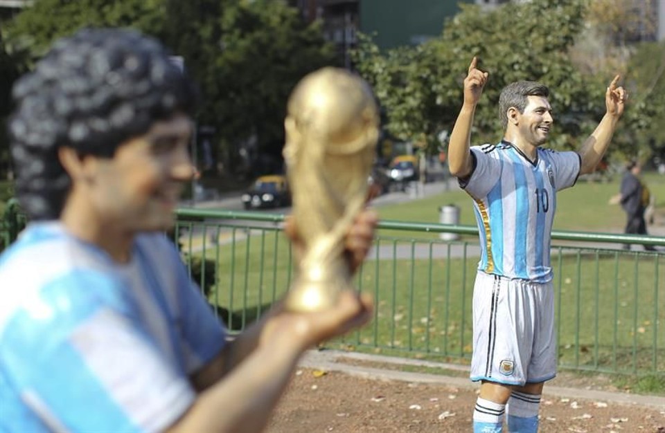 Esculturas de Maradona e Messi | David Fernandez/EFE