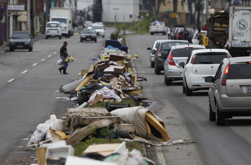 Rua no CIC virou cemitério de móveis e utensílios domésticos destruídos pelas águas | Jonathan Campos / Gazeta do Povo