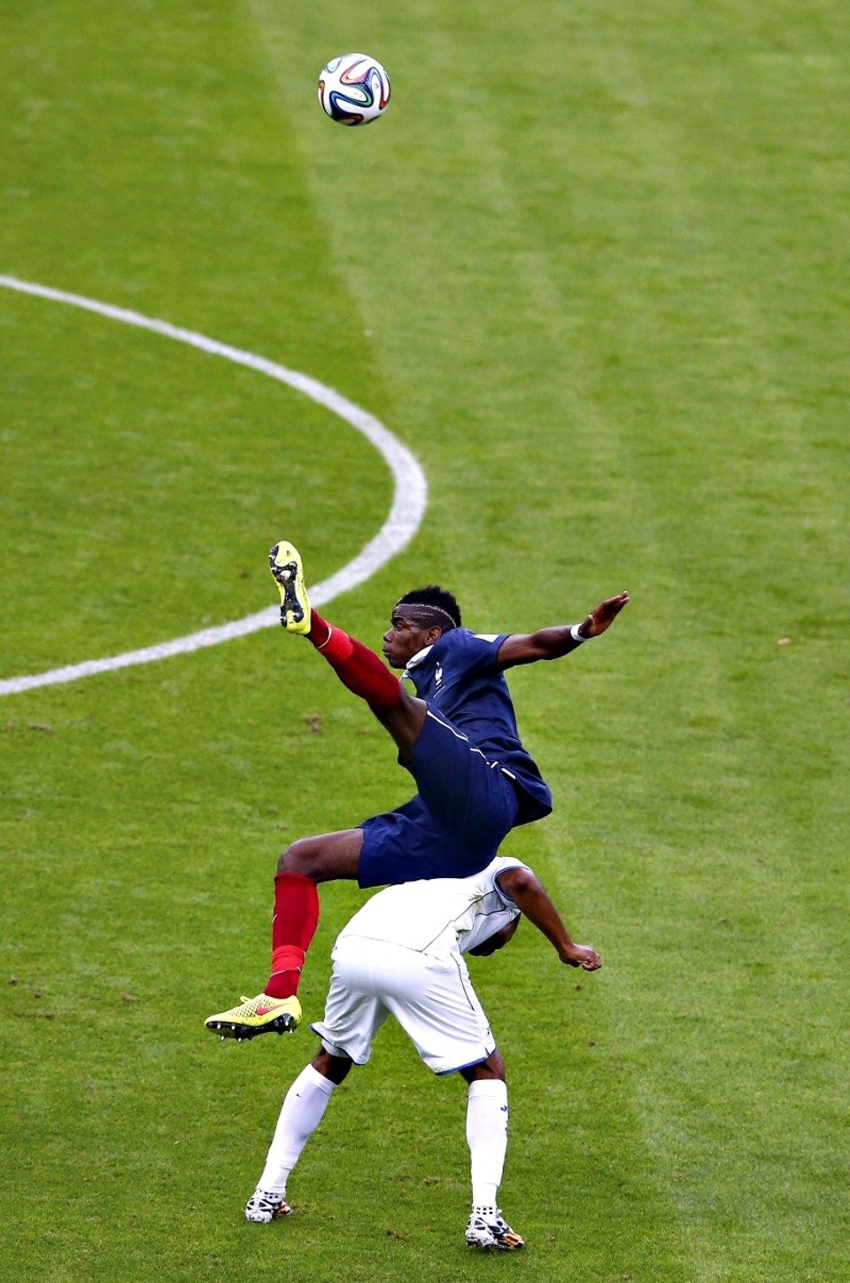 O francês Paul Pogba sofre falta de Wilson Palacios: hondurenho acabou expulso | Marko Djurica/Reuters