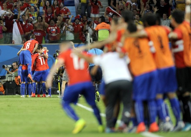 Jogadores chilenos comemoram o gol primeiro gol da partida, do Sanchges |