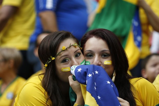 Torcedoras brasileiras na expectativa de Brasil x Camarões |