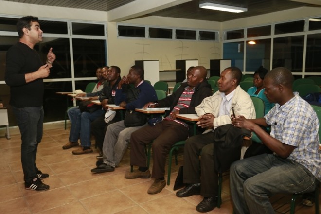 Jhones Garcia ensina português a haitianos na Vila da Cidadania | 
