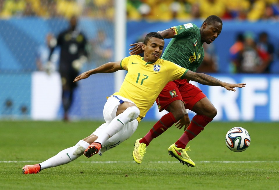 Luiz Gustavo contra o camaronês Eyong na partida desta segunda-feira | Dominic Ebenbichler/Reuters