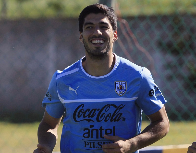Luis Suárez treinou leve, mas foi a primeira atividade em campo desde a cirurgia no joelho feita há 15 dias | Andres Stappf / Reuters